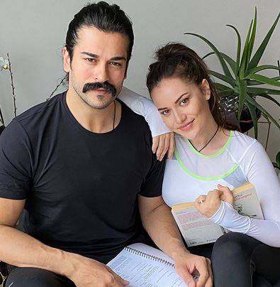 فهرية أفجان تحتفل بذكرى زواجها بصورة وتعليق رومنسي