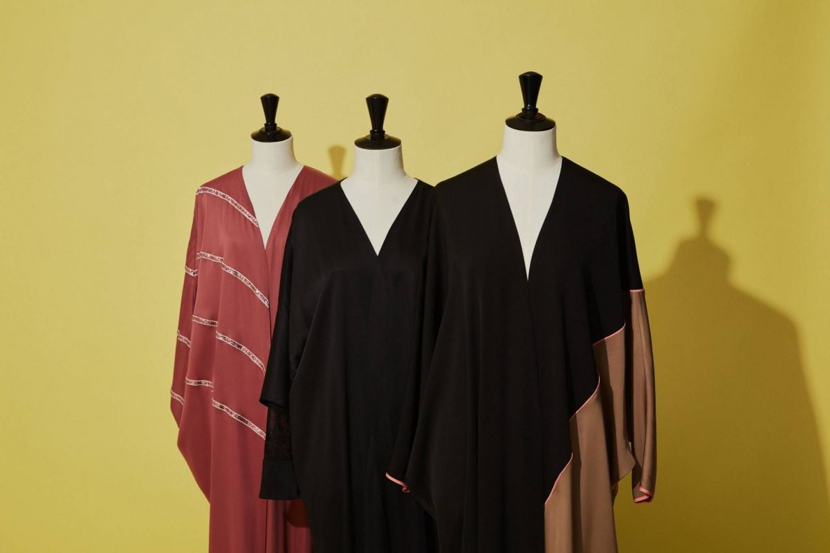 دار Purificacion Garcia تتعاون مع المصممة السعودية نورة الشيخ في مجموعة عباءات فريدة مستوحاة من حقائب الدار