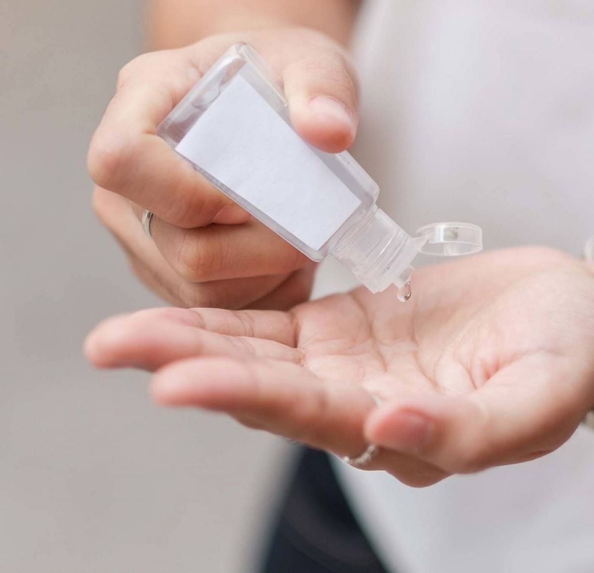 خبراء - هل يسبب جل التعقيم حروق البشرة إذا تم تطبيقه تحت الشمس؟