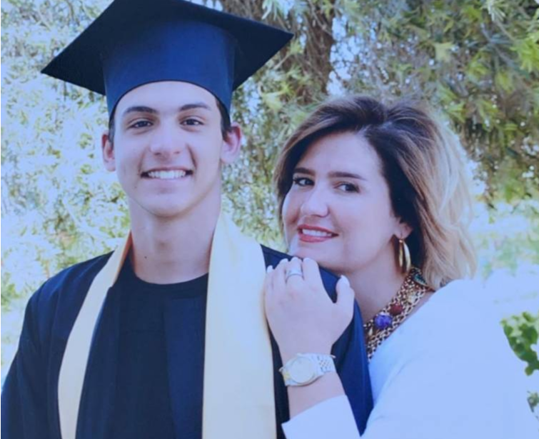 بالفيديو - هنا شيحة تحتفل بتخرج ابنها وسط بكاء والدها