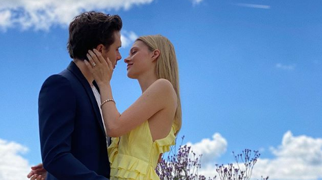 بالصور دايفيد وفيكتوريا بيكهام يحتفلان بخطوبة ابنهما على نجمة تكبره بـ4 سنوات