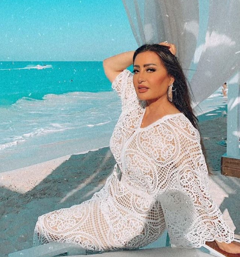 بالصور والفيديو - لطيفة على الشاطئ بـ