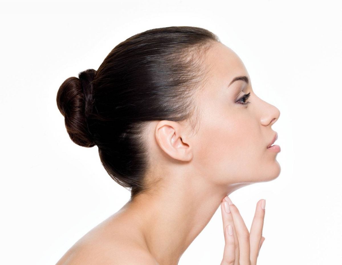 هل تنمو شعرة واحدة أسفل ذقنك؟ اكتشفي السبب