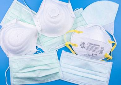 بالصور - نجم عالمي يبيع الكمامات الطبية!