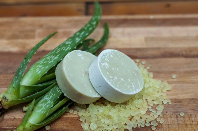 كيف تحضرين صابونة جل الألوي فيرا المعالجة لحب الشباب؟