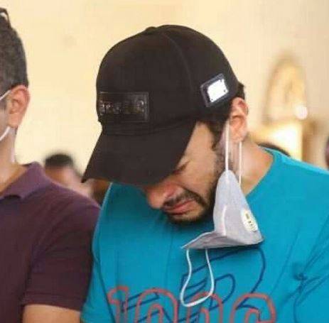 بالصور - حمادة هلال ينعي والدته بكلمات مؤثرة ويودعها بهدوء