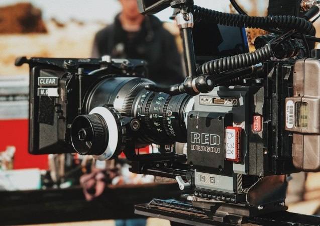 الدراما العربية تفقد مخرجاً شهيراً والنجوم ينعونه