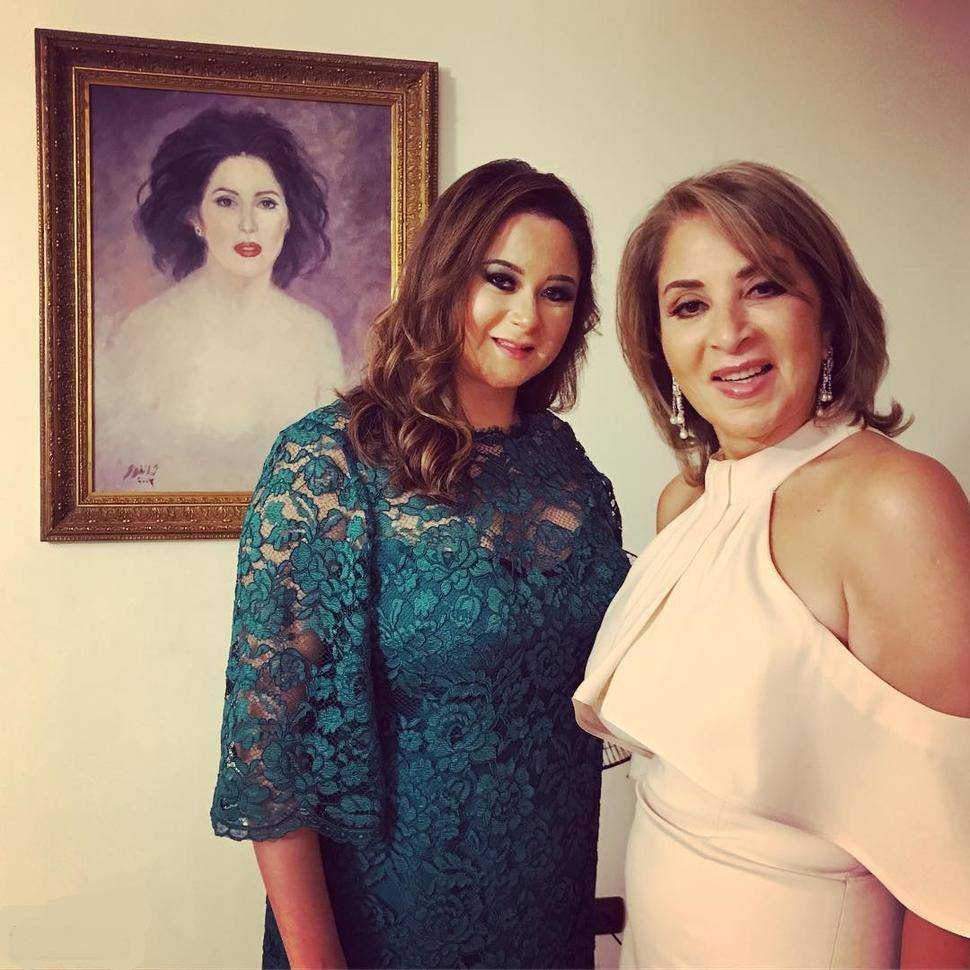 بالصور - هكذا بدت بوسي في أول ظهور بعد وفاة شقيقتها