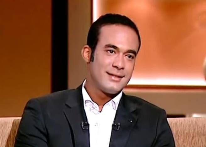 صورة نادرة لهيثم أحمد زكي محمولاً على ذراع هالة فؤاد