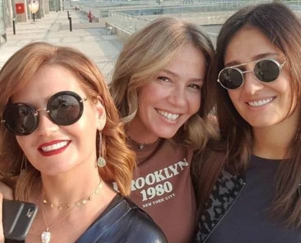 الشقيقات حلا وهنا ورشا شيحة يلفتن الأنظار بصورة من الطفولة الأولى