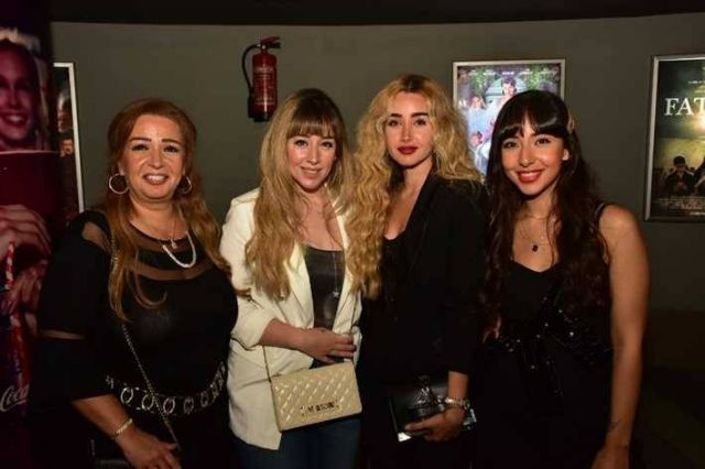 هنا الزاهد مع والدتها وشقيقتيها في العرض الخاص للفيلم