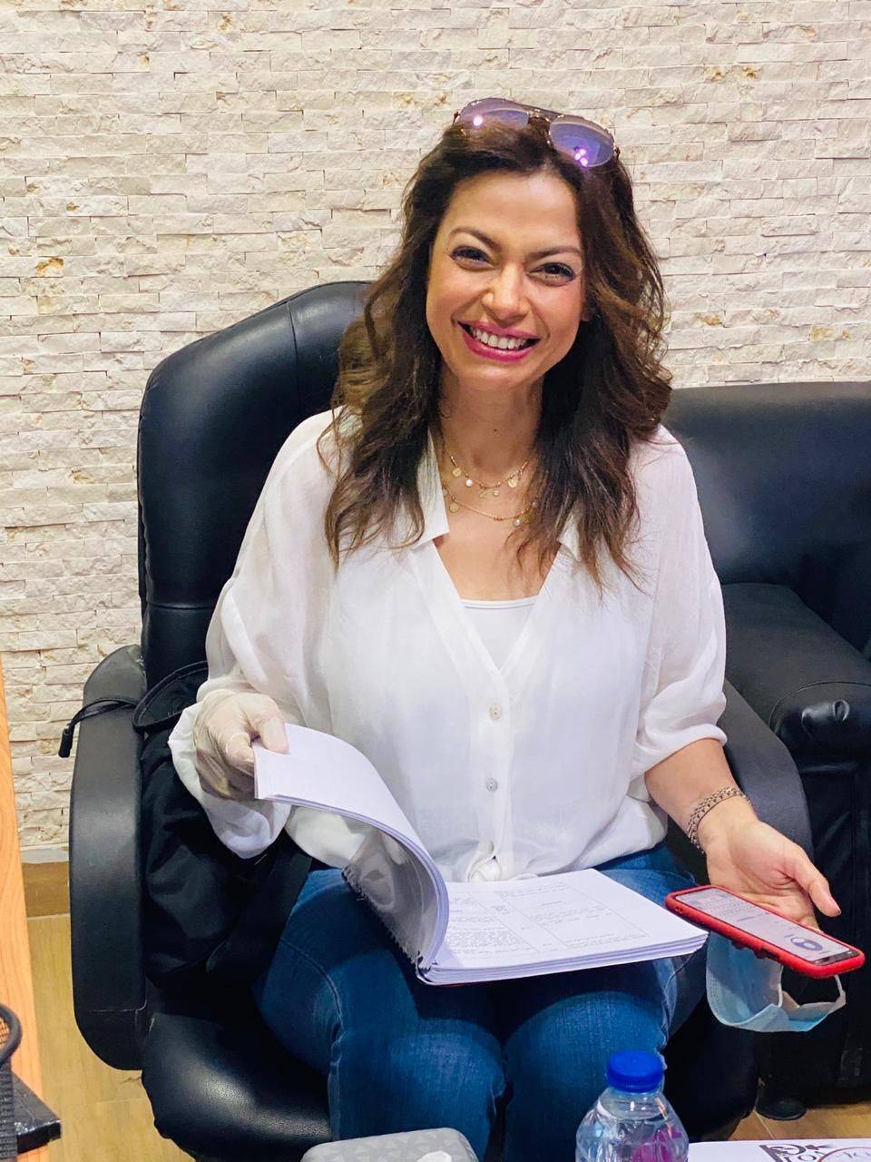 داليا مصطفى تحير جمهورها بصورة مع شقيقتها