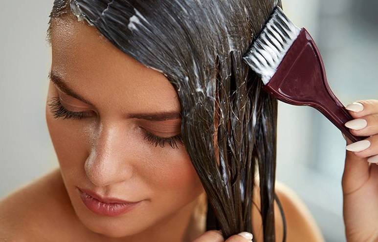 تحولت إلى صلعاء في بث مباشر بسبب إزالة صبغة الشعر