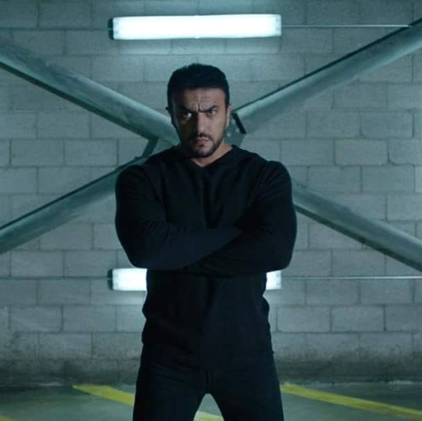 أحمد العوضي يرد على مقهى استغل صورته مع ياسمين عبد العزيز للدعاية