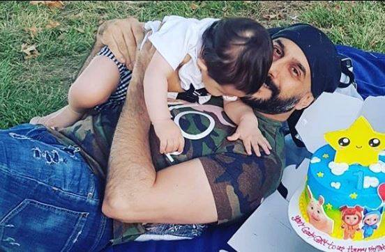 بالصور - قصي خولي يتلقى أول هدية من ابنه بالدموع