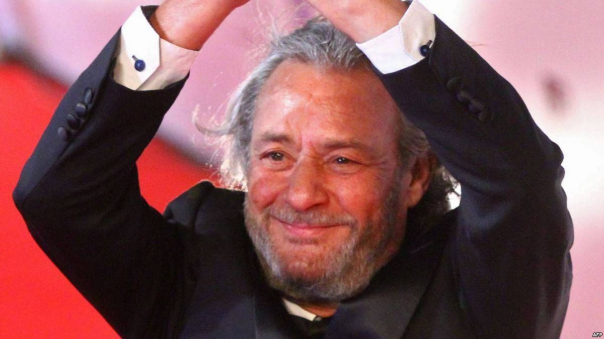 بالفيديو - فنان معتزل يؤدي الحج والعمرة عن الراحل فاروق الفيشاوي وابنه يعلق