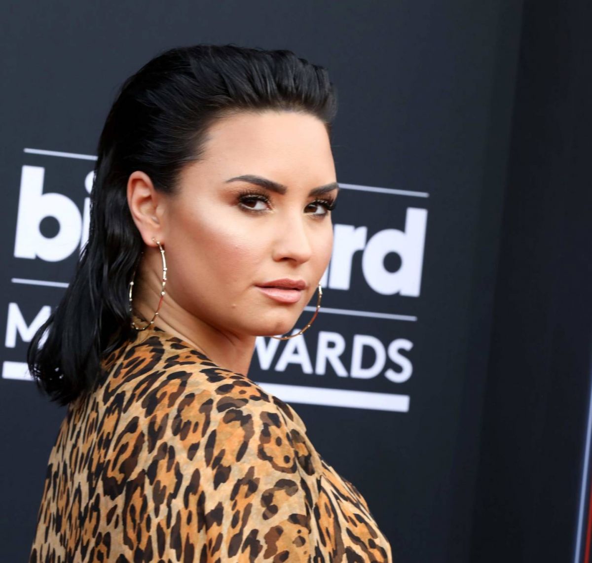 ديمي لوفاتو تستعرض خاتم خطوبتها بسعره المليوني الخيالي