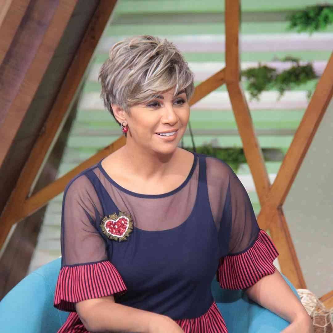 نجل فنان شهير يكشف سراً عن والده.. كان يريد الزواج من هذه المذيعة