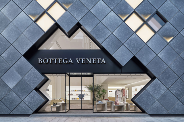 Bottega Veneta  وحقيبة معادة التدوير مئة في المئة بهذا السعر