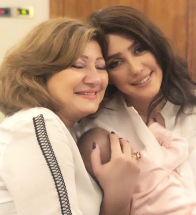 كندة علوش ووالدتها وابنتها 