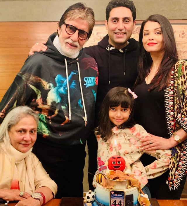 أيشواريا راي وابنتها وابهيشيك واميتاب باتشان