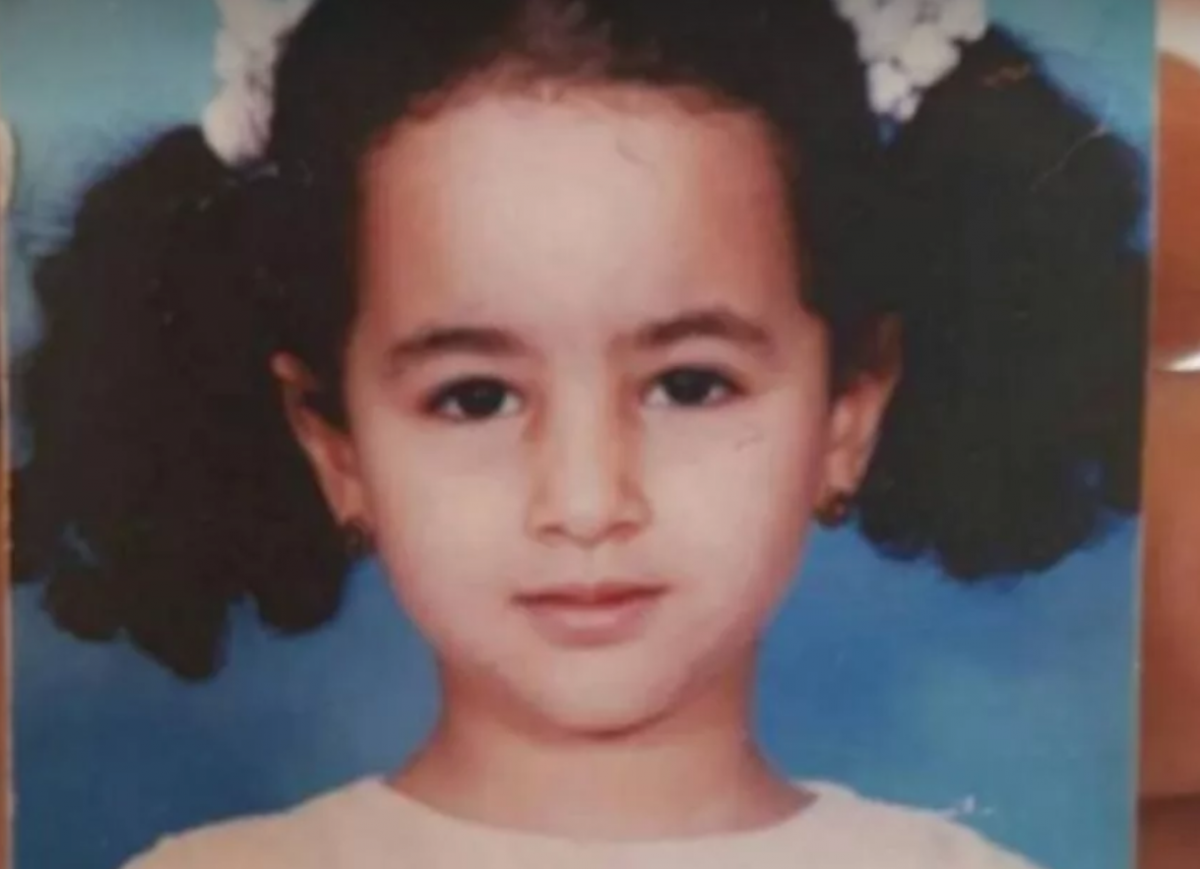 هذه الطفلة في الصورة أصبحت ممثلة مصرية جذابة