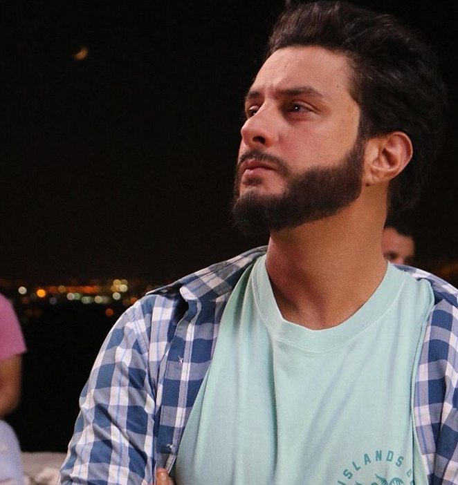 صورة نادرة لأحمد الفيشاوي طفلاً وهو يشاهد فيلماً مع والديه