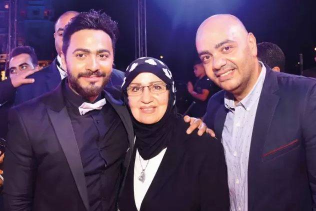 والدة تامر حسني تتحدث عنه بتسجيل صوتي.. هكذا وصفته