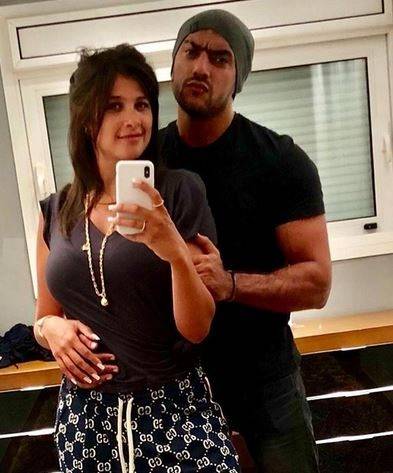 ياسمين عبد العزيز تغافل زوجها وتنشر فيديو معه وهو يعلق