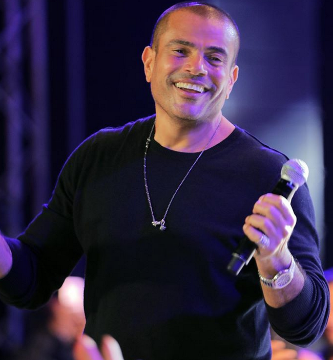 صور نادرة لعمرو دياب بالشعر الطويل من ملعب كرة القدم