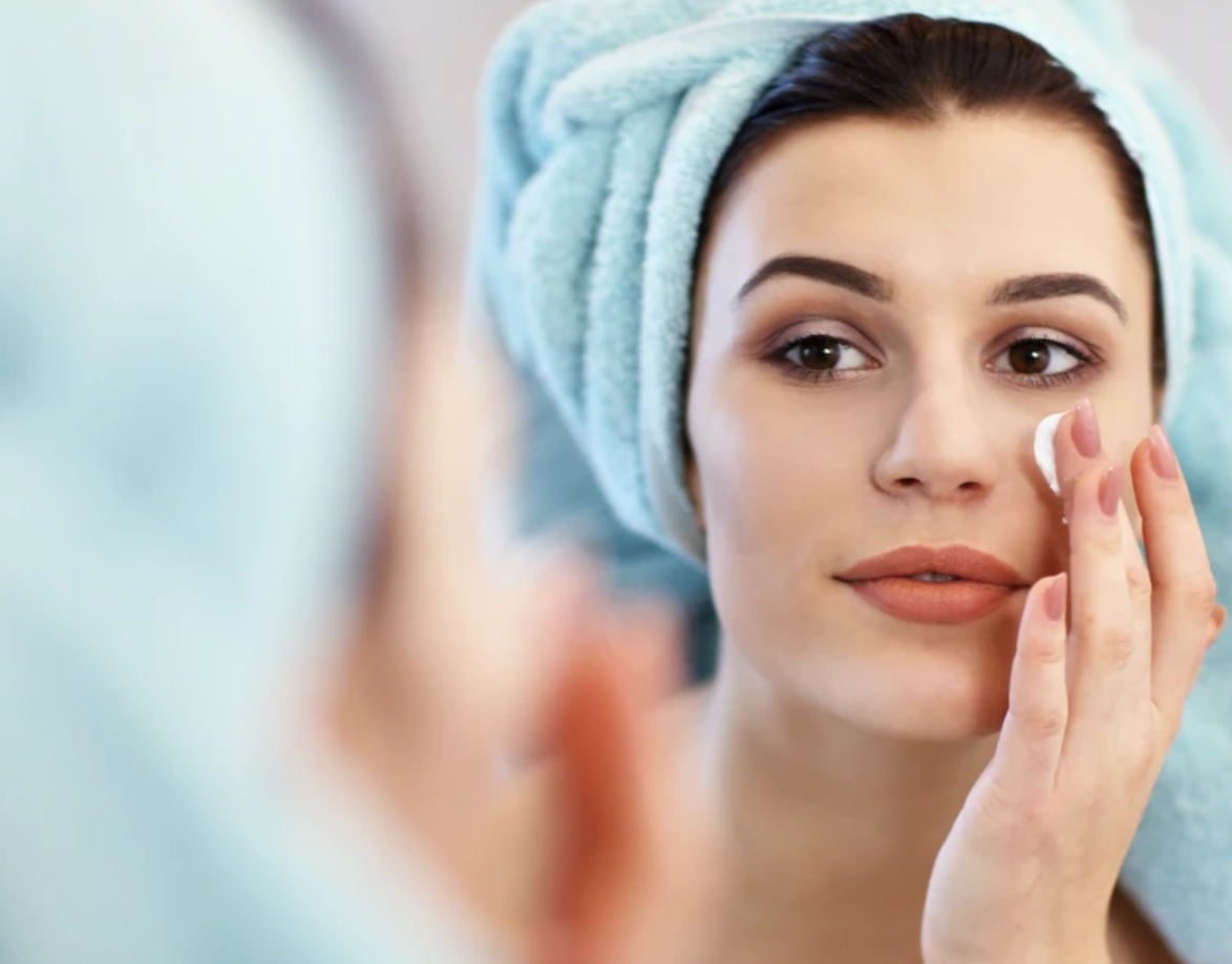 إليك طريقة التدليك بملعقة السيراميك لإعادة الشباب إلى بشرتك