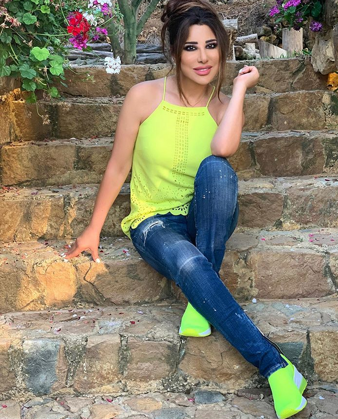 بالصورة - نسقي إطلالتك الصيفية المشرقة مثل نجوى كرم بهذه الكلفة