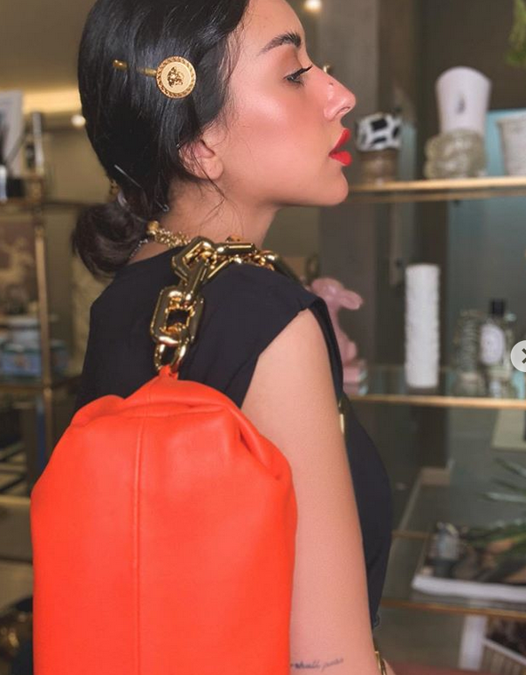 بالصورة – فرح الهادي تلفت الأنظار بحقيبتها باهظة الثمن