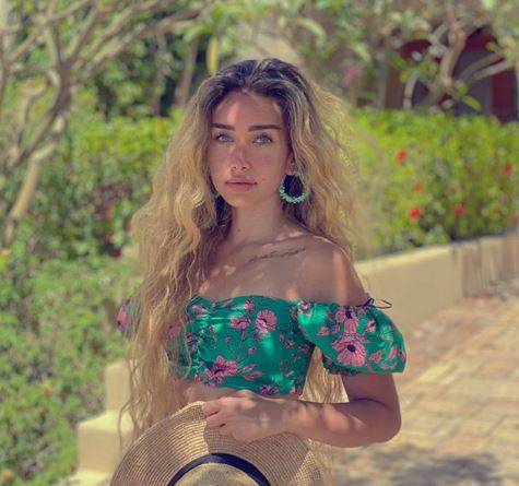 بالصور - والدة هنا الزاهد جميلة ونسخة عنها.. تعرفوا اليها