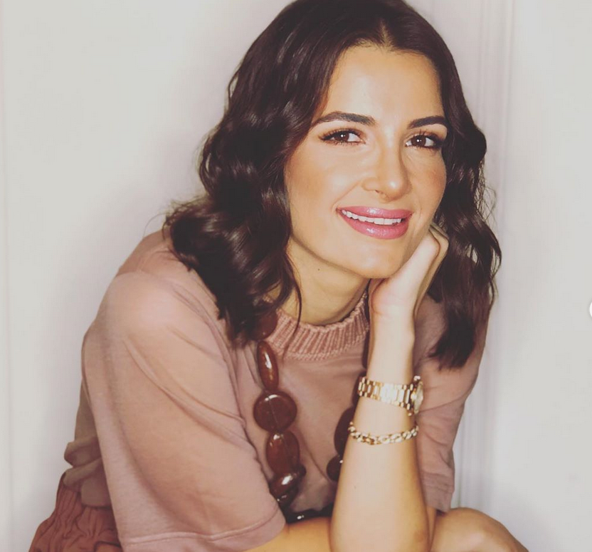 بالفيديو - بعد فرحة خطوبتها انتقاد لاذع لابنة اصالة بسبب جرأة فستانها