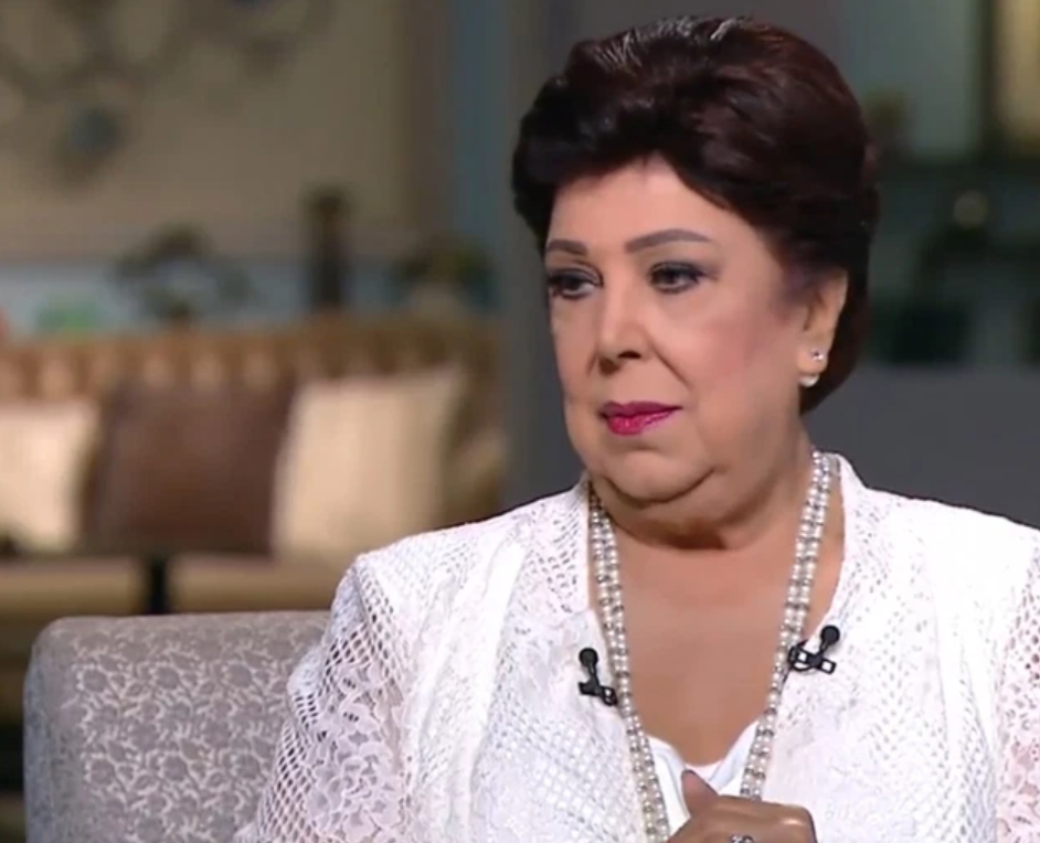 بالفيديو – خبيرة مكياج تتحول إلى نسخة عن رجاء الجداوي