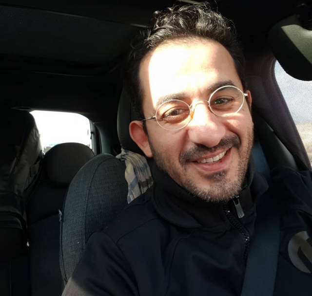 بالفيديو – شبيه أحمد حلمي يشكو من التعليقات والفنان يرد