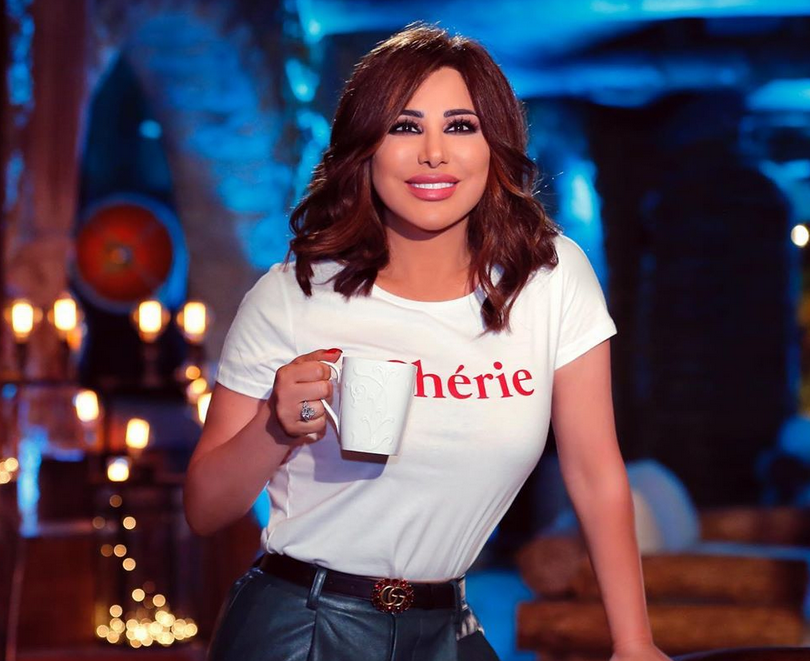 بالصور – تعرفي على أسعار أحذية نجوى كرم الرياضية