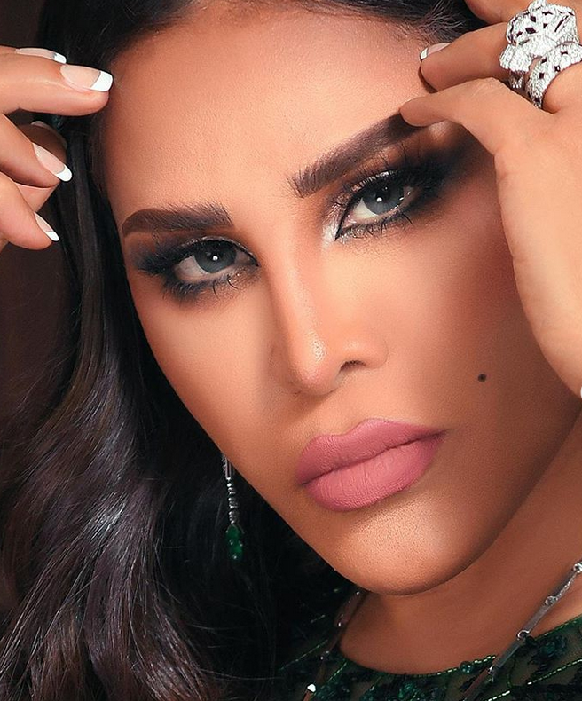 بالصور – أحلام تخطف الأضواء بلوك ملكي من Valentino