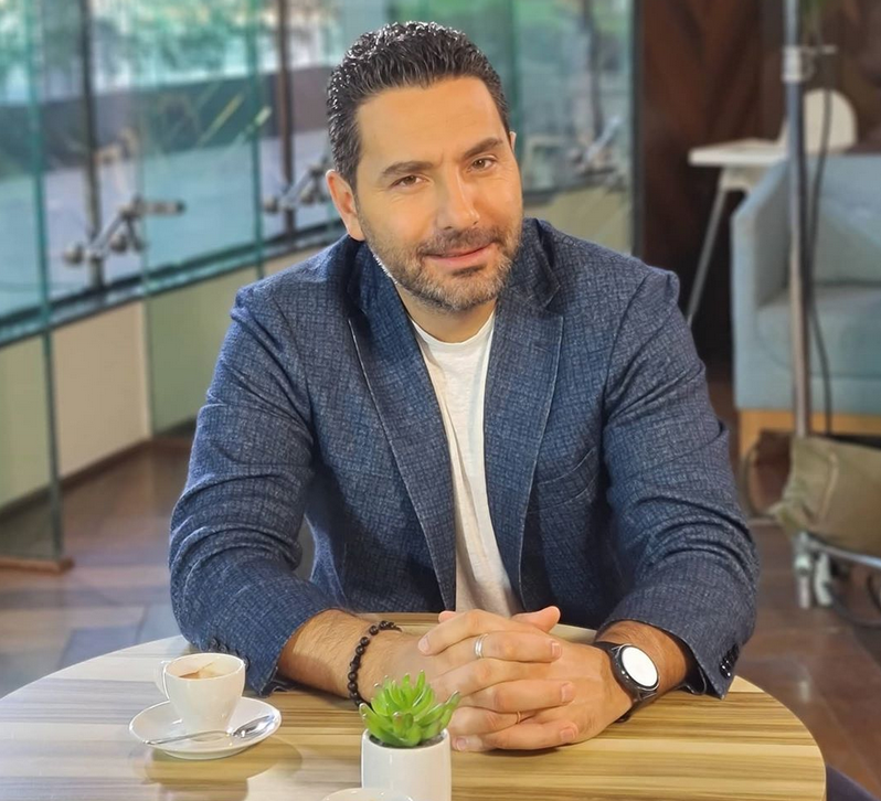 بالصورة والفيديو – بعد أشهر من الفراق وسام بريدي يلتقي أسرته في مشهد عاطفي