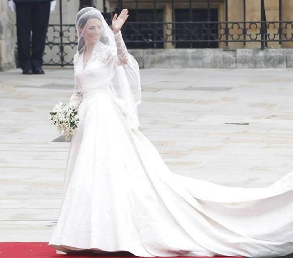 تذكري فساتين الزفاف الملكية الأكثر شهرة ومصمميها