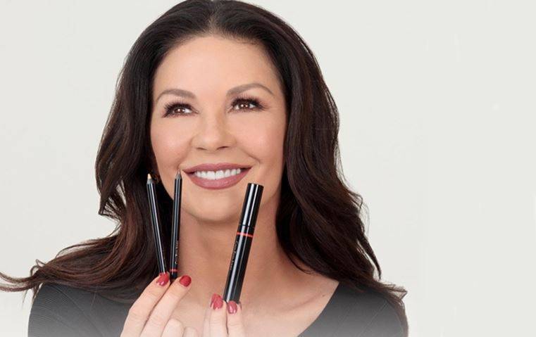 كاثرين زيتا جونز تطلق خط مكياجها الخاص