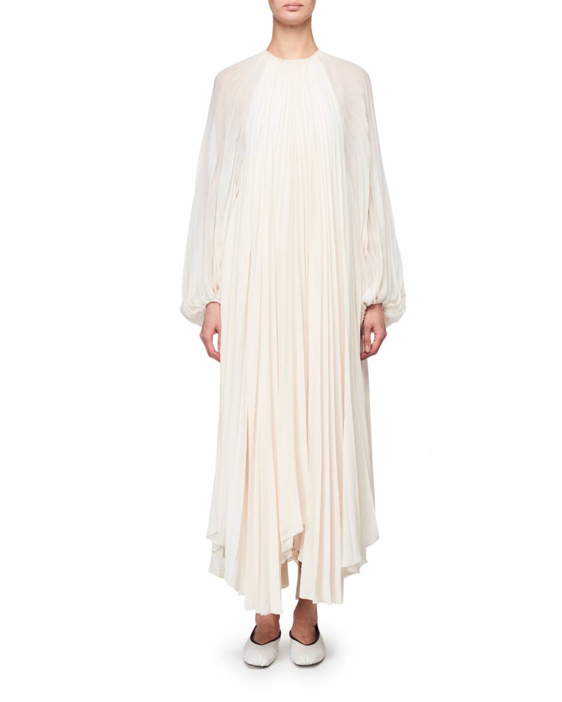 أنجلينا جولي تخرق الحجر بفستان باهظ الثمن