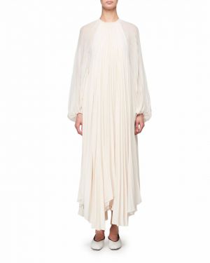 أنجلينا جولي تخرق الحجر بفستان باهظ الثمن