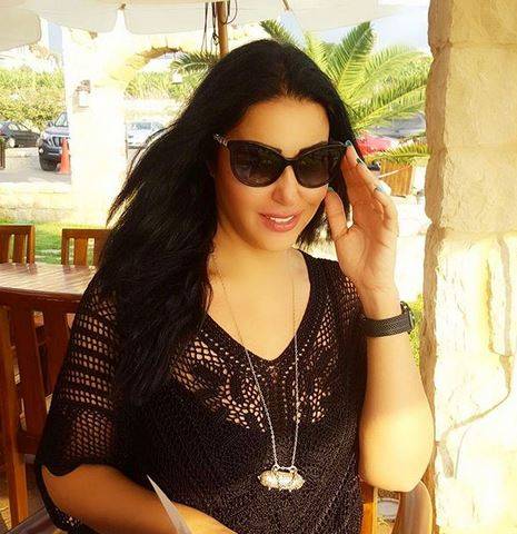 بالصور - سمية الخشاب تستعرض نحافتها بالقفطان المغربي