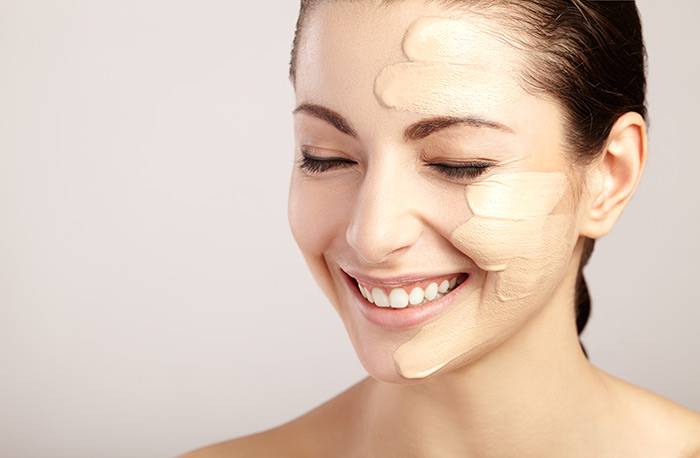 تعلمي حيلة تطبيق كريم الأساس لتبدو بشرتك طبيعية ومن دون لمعان