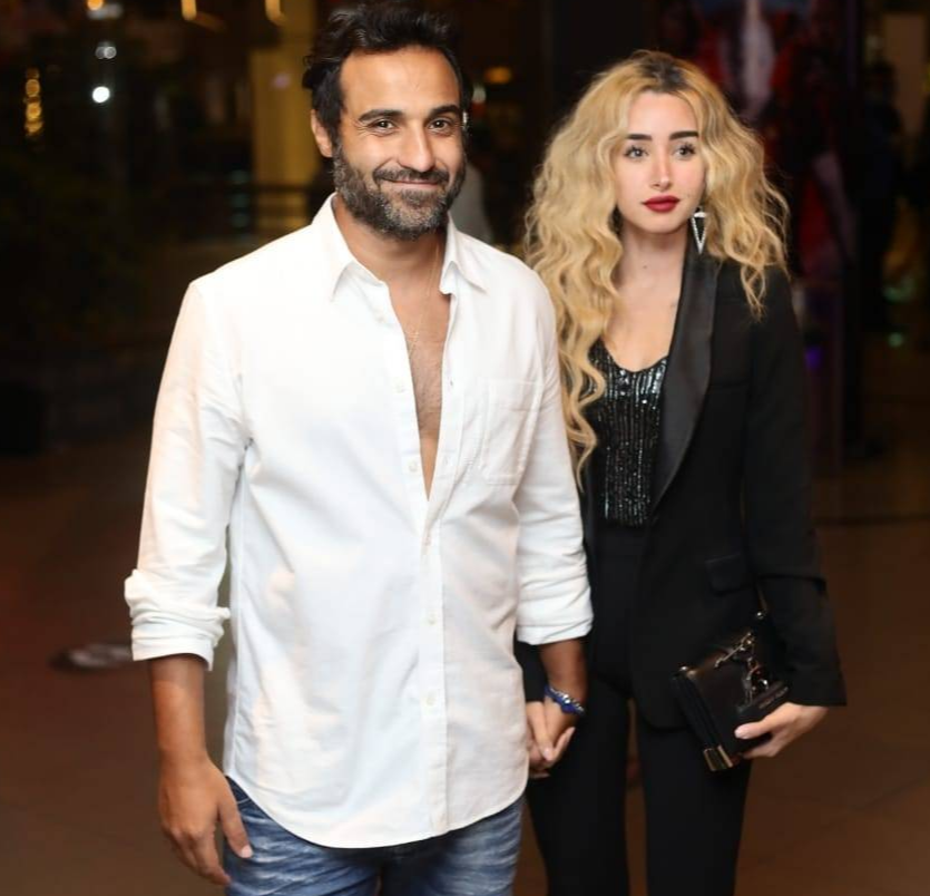 بالصور - رغم كورونا.. أحمد فهمي مع هنا الزاهد ووالدتها وشقيقتيها