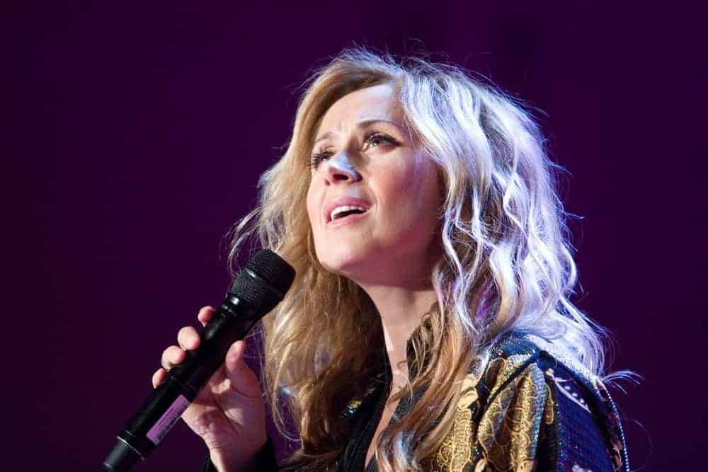 بالصورة – بعد سنوات طويلة لارا فابيان تظهر شعرها للمرة الأولى على طبيعته