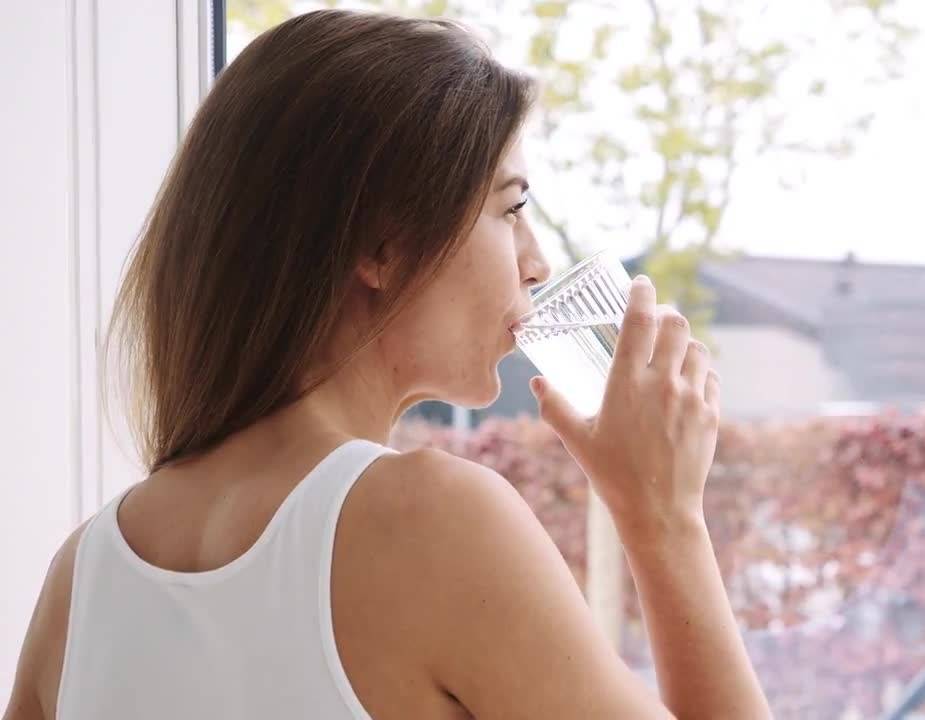 هل تنسين شرب الماء؟ هذه الحيل الـ3 هي الحل