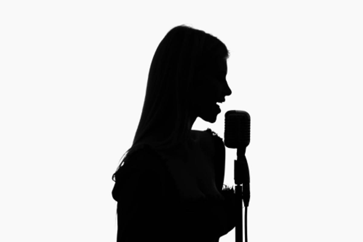 تعرض فنانة شهيرة لإطلاق النار على قدمها وما علاقة ريهانا؟